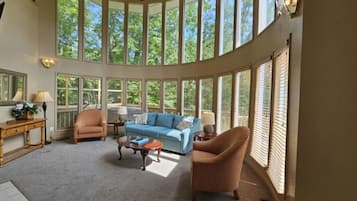 Signature House, 3 Bedrooms, Hot Tub, Mountain View | Living room | 55-inch Smart TV with cable channels, fireplace