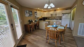 Signature House, 3 Bedrooms, Hot Tub, Mountain View | In-room dining