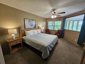 Maison Signature, 3 chambres, bain à remous, vue montagne | Décoration personnalisée, ameublement personnalisé, bureau