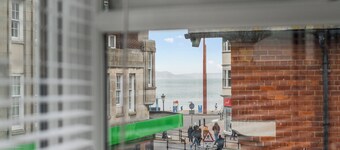 2 Bed Flat - Sleeps 3 - Parking - Wifi