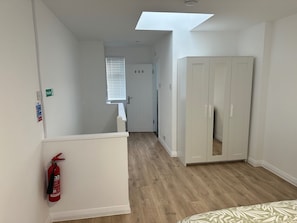 1 dormitorio, tabla de planchar con plancha, wifi gratis y ropa de cama