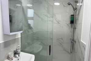 シャワー、ヘアドライヤー、タオル