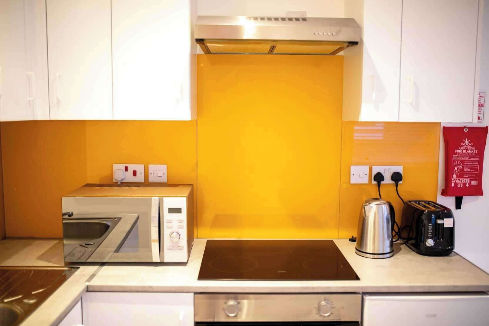 Refrigerador, microondas, horno, placa de cocina