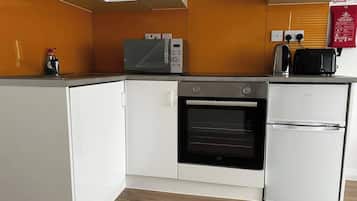 Lemari es, microwave, oven, dan kompor