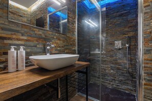 Apartment, 1 Doppelbett, Balkon | Badezimmer | Dusche, Haartrockner, Handtücher, Seife