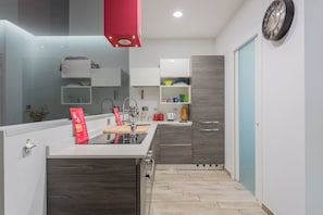 Refrigerador, horno, placa de cocina, lavavajillas