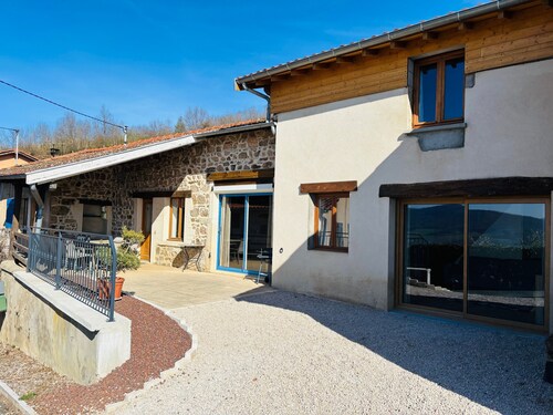 Gîte 'Gite De Clairette Et Nono' avec Terrasse Privée et Wi-Fi
