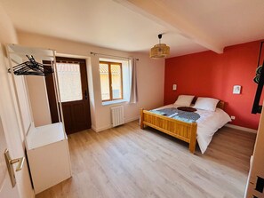 2 chambres, fer et planche à repasser, Wi-Fi, draps fournis