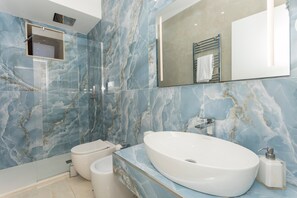 Shower, hair dryer, towels - Room 'L'arte Del Porto - Camera 101' with Wi-Fi and Air Conditioning (Catania)