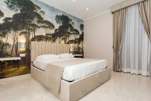Une chambre à coucher avec un lit, une fresque murale, une table de chevet et une fenêtre avec des rideaux.