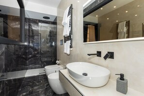 Douche, séchoir à cheveux, serviettes fournies