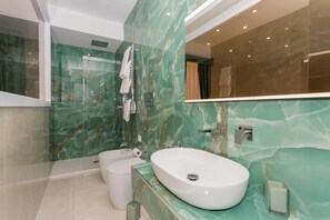 Shower, hair dryer, towels