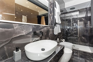 Douche, articles de toilette gratuits, sĂšche-cheveux, chaussons