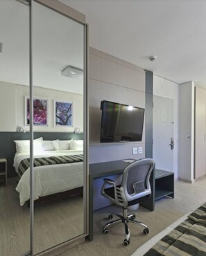 Executive Apartment, 1 Bedroom, Air conditioning | Desk, laptop workspace, soundproofing, iron/ironing board - Living Sion (Belo Horizonte)