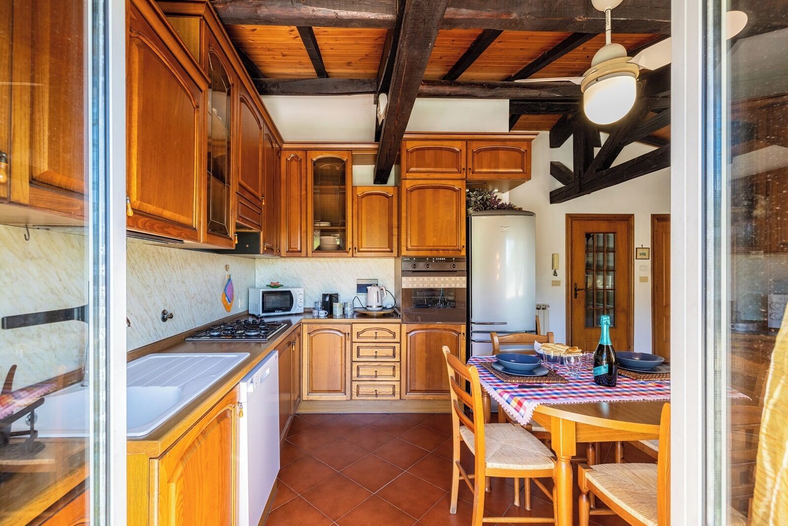 Mikrobølgeovn, ovn, kokeplater og oppvaskmaskin