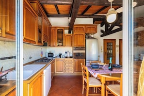 Microondas, horno, placa de cocina, lavavajillas