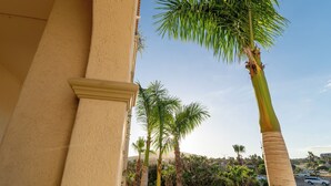 A building with a beige facade and a palm tree in the foreground. - Las Mañanitas LM E3302 (San José del Cabo)