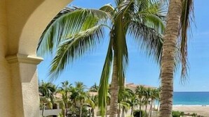 A balcony with a view of a beach and a pool. - Las Mañanitas LM E3302 (San José del Cabo)