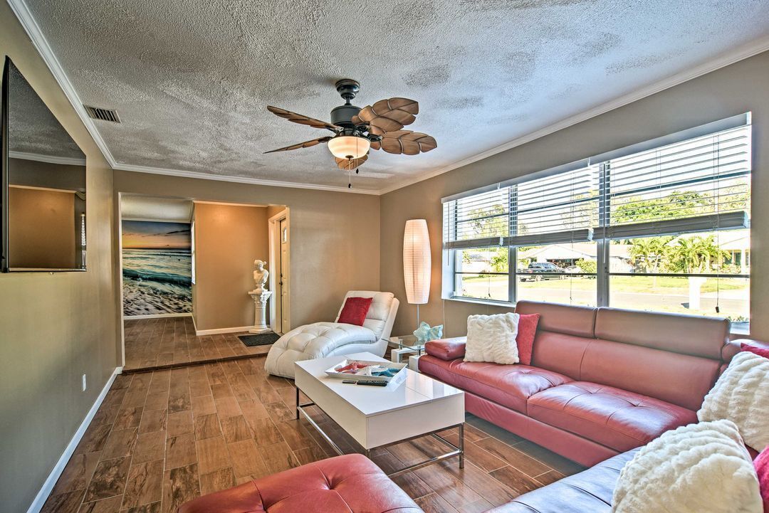 TV, caminetto, libri