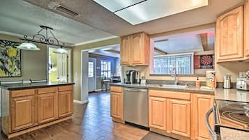 Frigorifero, microonde, forno, piano cottura