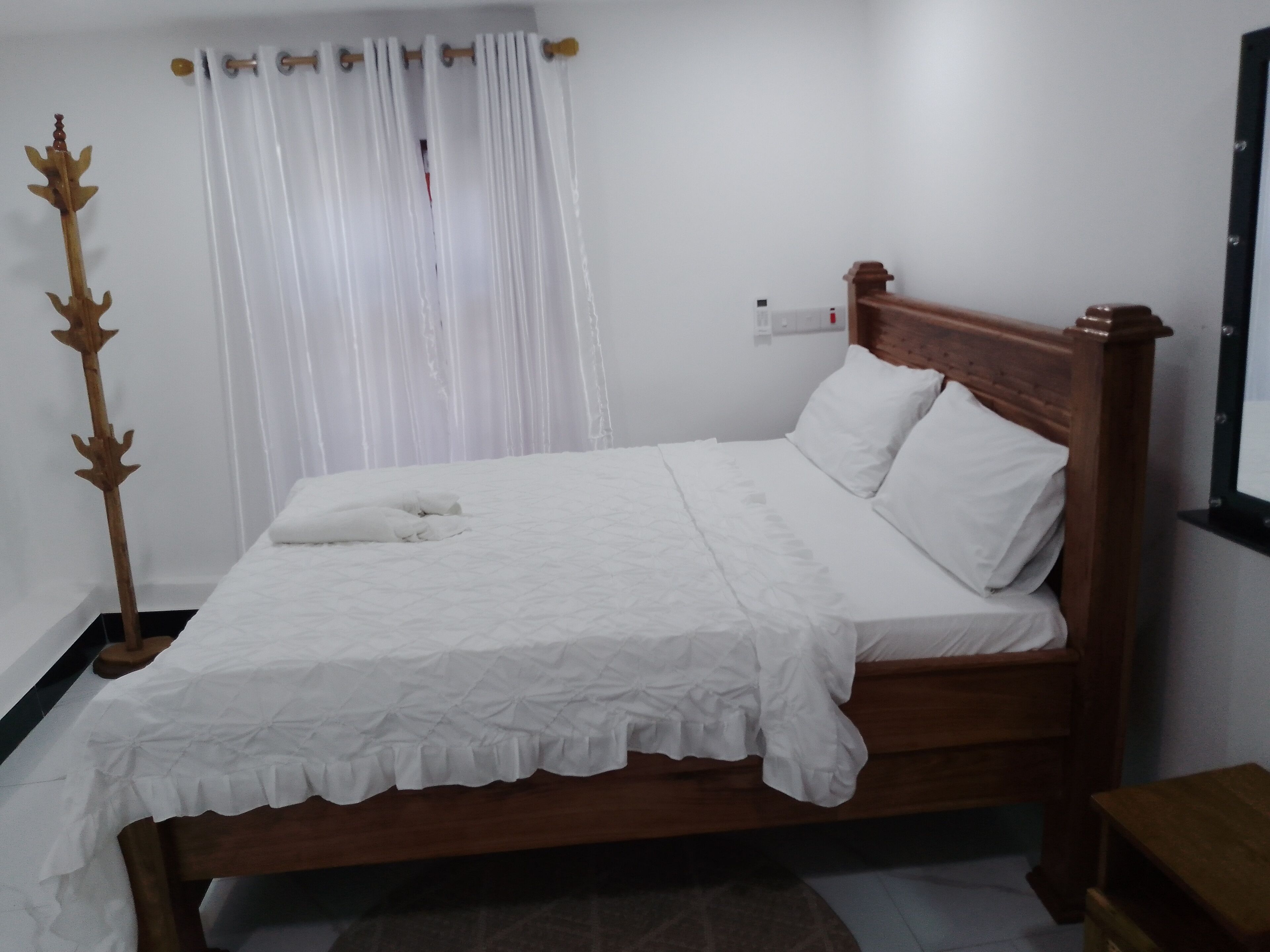 Habitación doble Deluxe, 1 cama matrimonial, vista a la ciudad | Tabla de planchar con plancha y wifi gratis 