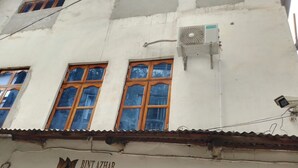 Un bâtiment sur lequel on peut lire l’inscription « Bint Azhar Collection » et où est fixée une unité de climatisation.