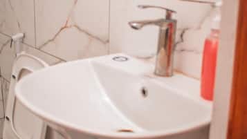 ห้องดีลักซ์ดับเบิล, เตียงใหญ่ 1 เตียง, วิวเมือง | ห้องน้ำ | ของใช้ในห้องน้ำฟรี, รองเท้าสวมภายในห้อง, ผ้าเช็ดตัว, สบู่