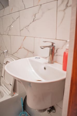Quarto casal, vista para a cidade | Banheiro | Produtos de toalete grátis, chinelos, toalhas de banho, sabonete