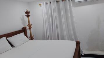 Deluxe Double Room, 1 Double Bed, City View | Iron/ironing board, free WiFi