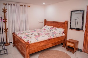 Habitación Deluxe doble, 1 cama doble, vistas a la ciudad | Tabla de planchar con plancha y wifi gratis