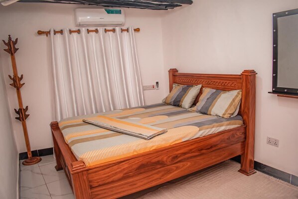 Quarto casal, vista para a cidade | Cofres nos quartos, ferros/tábuas de passar roupa, Wi-Fi de cortesia