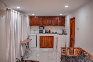 Quarto casal, vista para a cidade | Cofres nos quartos, ferros/tábuas de passar roupa, Wi-Fi de cortesia