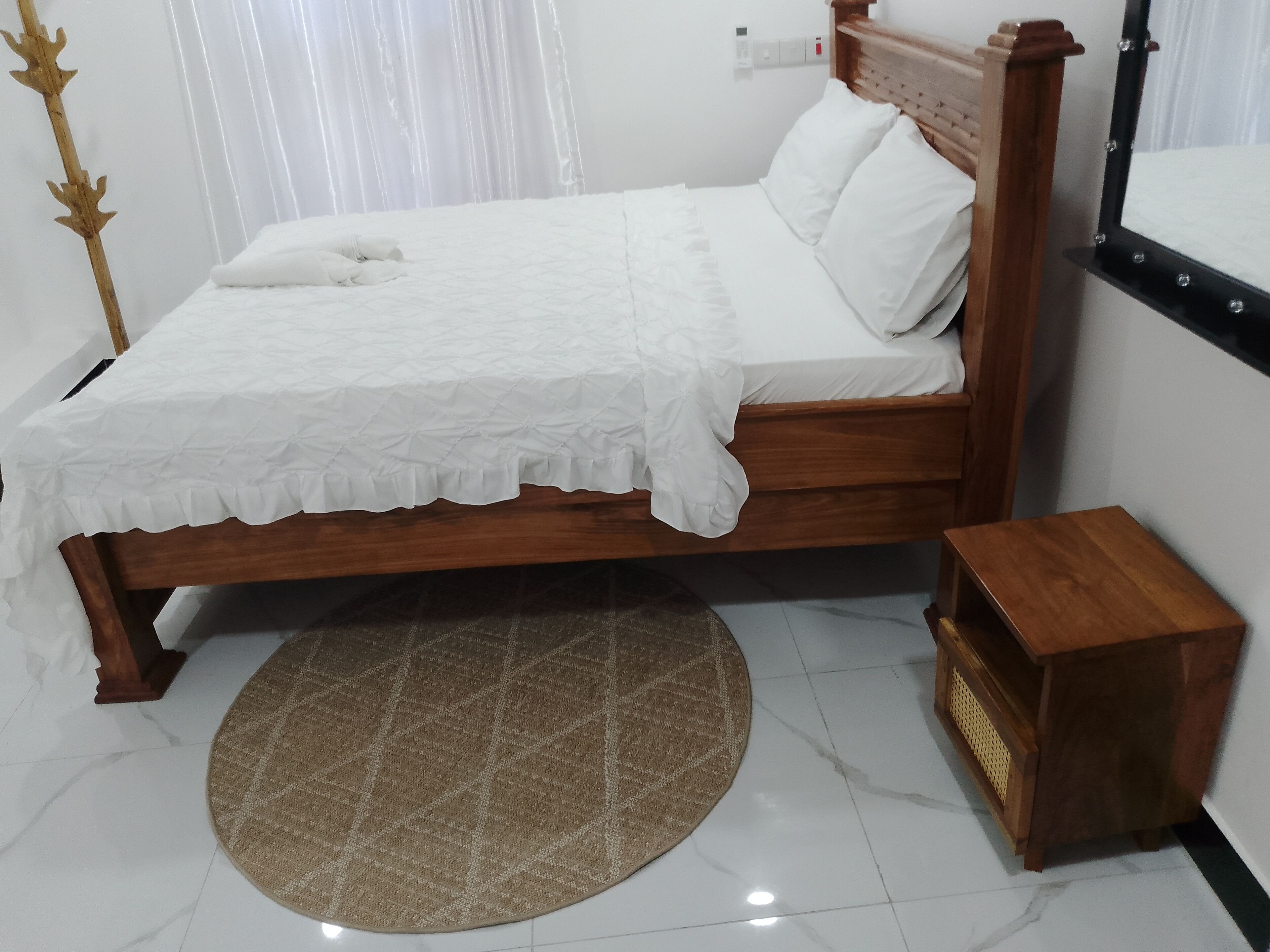 Habitación doble Deluxe, 1 cama matrimonial, vista a la ciudad | Tabla de planchar con plancha y wifi gratis 