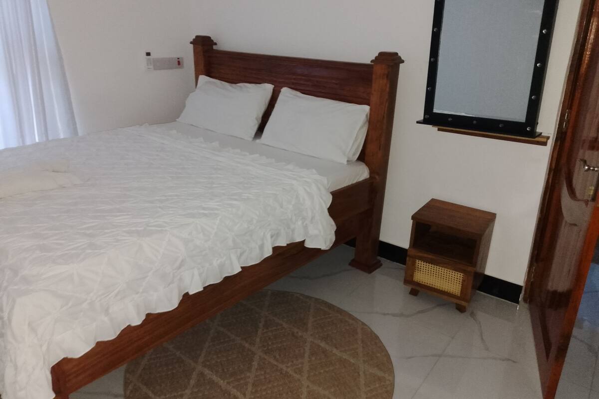 Deluxe Double Room, 1 Double Bed, City View | Iron/ironing board (on request), WiFi (free)