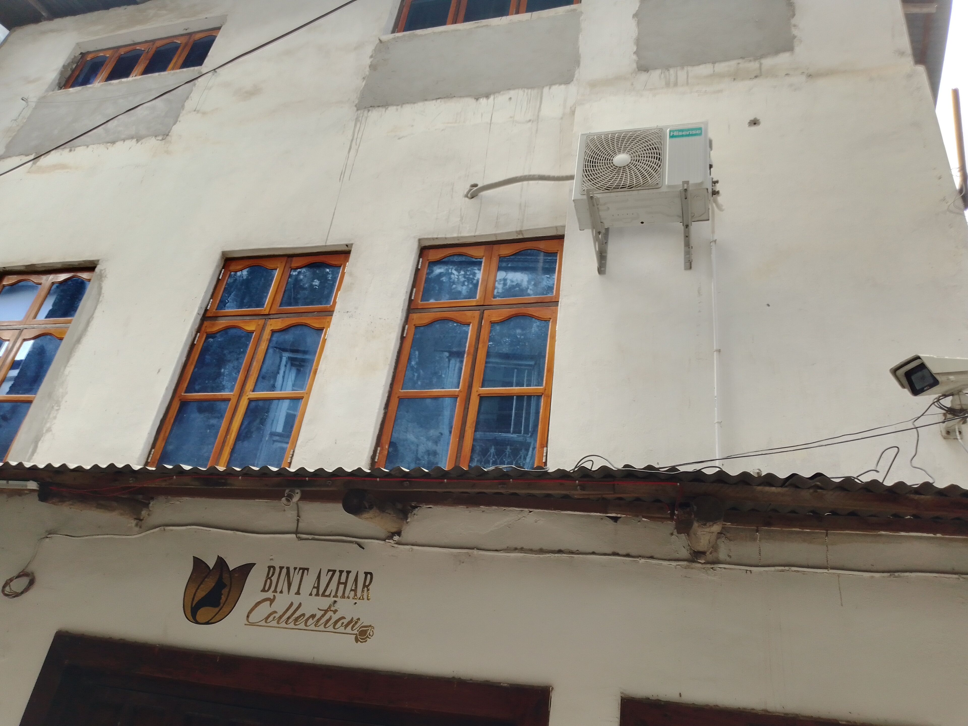 Vista frontal de la propiedad