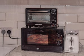 Quarto casal, vista para a cidade | Cozinha privada | Geladeira, micro-ondas, fogão, cooktop