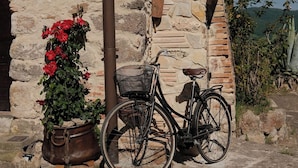 Ein Steinhaus mit einem Fahrrad davor.