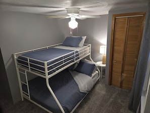2 quartos, acesso à internet, roupa de cama