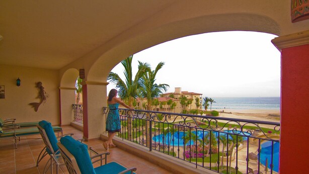 A balcony with a view of a pool and beach. - Las Mañanitas LM E3303 (San José del Cabo)