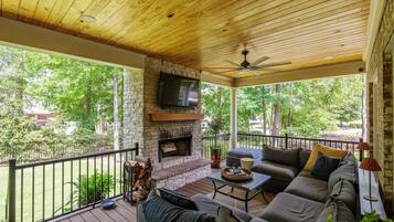 Smart TV, fireplace, computer monitors