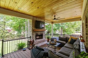 Smart TV, fireplace, computer monitors