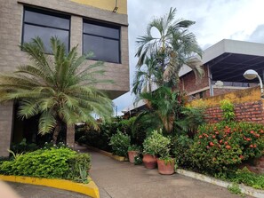 Vista frontal de la propiedad