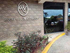 Un bâtiment sur lequel on peut lire l’inscription « Rocío del Mastranto », avec un logo au-dessus.