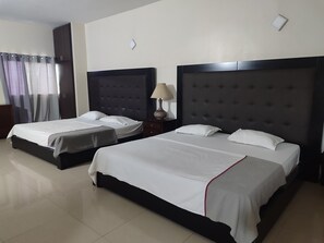 Habitación doble familiar, vista al jardín | Espacio para trabajar con laptop, cortinas blackout y wifi gratis 