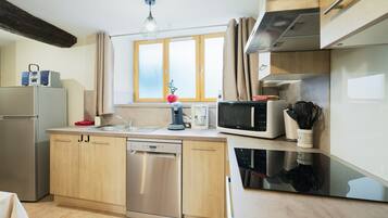 Kühlschrank, Mikrowelle, Ofen, Herdplatte