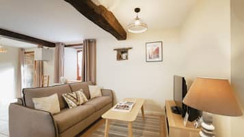 Televisie, een dvd-speler en een stereo