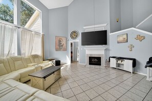 Smart TV, chimenea, libros