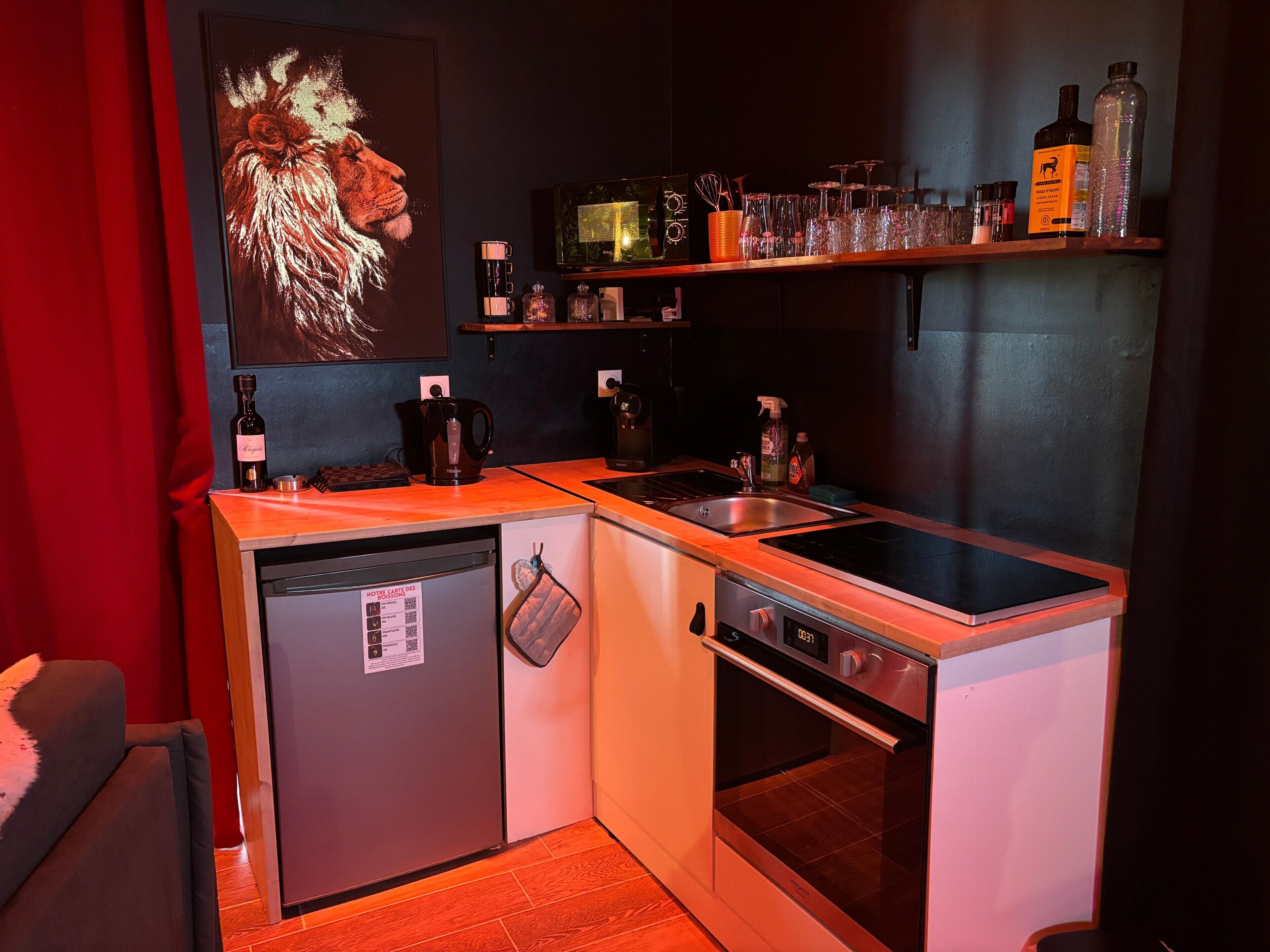 Een koelkast, een magnetron, een oven, een kookplaat