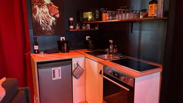 Een koelkast, een magnetron, een oven, een kookplaat