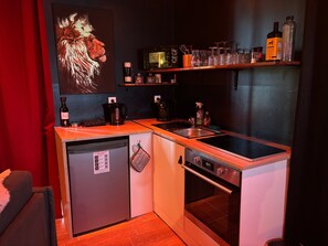 Réfrigérateur, micro-ondes, four, plaque de cuisson